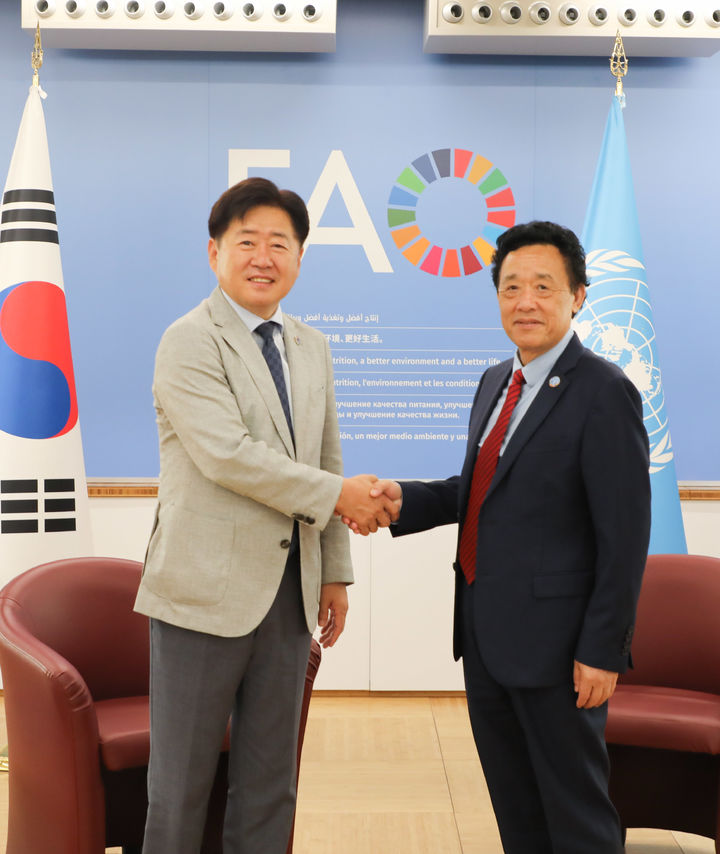 [제주=뉴시스] 오영훈 제주도지사는 25일 유엔 세계식량기구(FAO) 본부를 방문해 큐동유 사무총장과 면담을 갖고 제주 세계중요농어업유산의 국제 협력방안을 논의하고 있다. (사진=제주도 제공) 2025.06.26. photo@newsis.com *재판매 및 DB 금지