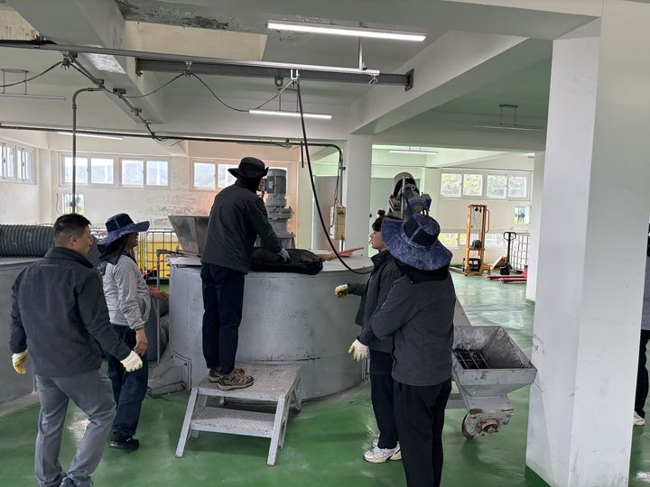 [창원=뉴시스] 경남 창원시 상수도사업소 직원들이 수질악화에 대비해 분말 활성탄 주입 훈련을 하고 있다. (사진=창원시청 제공) 2025.06.26. photo@newsis.com *재판매 및 DB 금지