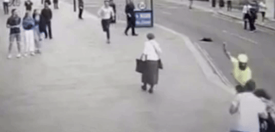 [뉴시스] 런던 중심가에서 휴대폰을 훔쳐 달아난 한 남성이 도주 중 남긴 신발에 남은 DNA로 신원이 특정돼 경찰에 붙잡혔다. (사진=데일리 메일) 2025.06.23 *재판매 및 DB 금지