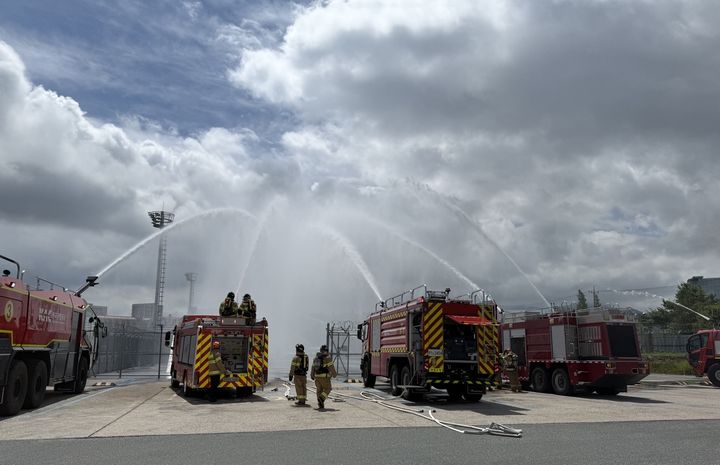 [부산=뉴시스] 한국공항공사 김해공항은 지난 25일 김해공항 항공유 저장소에서 유관기관 합동으로 '2025년도 김해공항 민·관·군 합동 시설물 화재 대응 불시 훈련'을 실시했다. (사진=한국공항공사 제공) 2025.06.26. photo@newsis.com *재판매 및 DB 금지