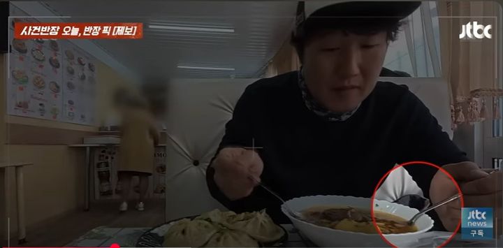 [뉴시스] 의자 위치를 조정해 생긴 틈으로 한국인 유튜버의 가방에 손을 대는 외국인 남성의 모습. (사진=JTBC 캡처) 2025.6.26 *재판매 및 DB 금지