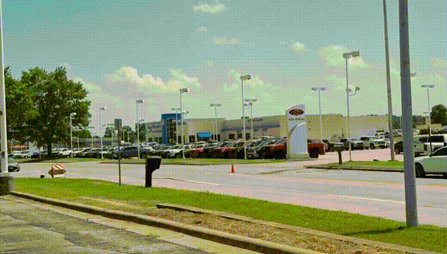 [서울=뉴시스] 지난 22일 미국 미주리에서 도로가 불쑥 솟아 올라, 차량 한 대가 공중에 날아오르는 영상이 공개됐다. (영상=뉴욕포스트 캡처) 2025.06.26 *재판매 및 DB 금지