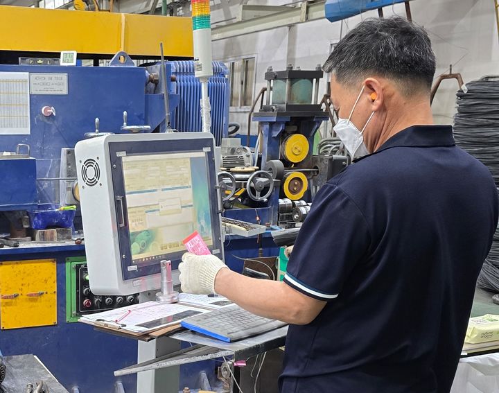 작업자가 MES시스템이 적용된 키오스크를 활용하여 생산설비를 제어하는 모습.(사진제공=포스코) *재판매 및 DB 금지