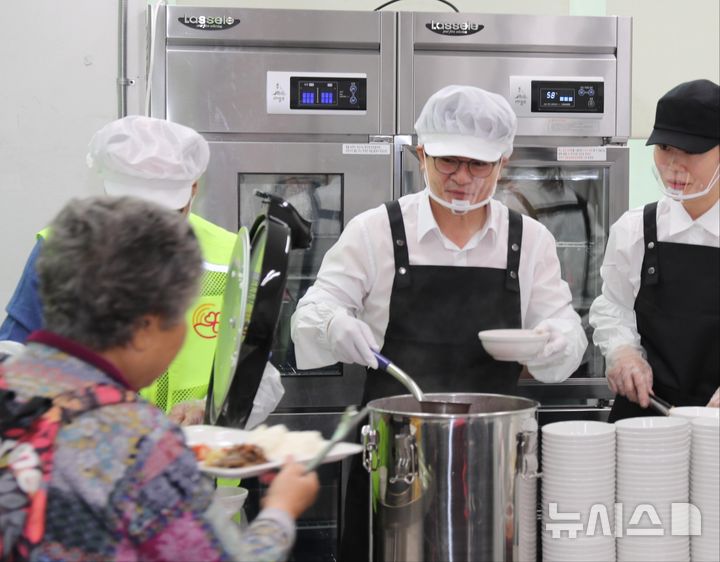 [김포=뉴시스] 정일형 기자= 김병수 김포시장이 최근 무료급식사업 ‘효드림 밥상’행사에서 직접 배식을 나서면서 지역어르신들과 소통하고 있다. (사진=김포시 제공)