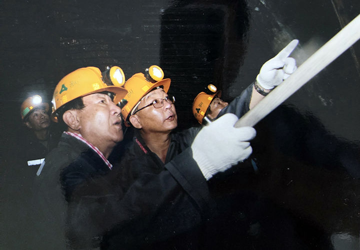 2013년 37대 권혁수 사장이 대한석탄공사 장성광업소에 입갱해 소장으로부터 현장상황을 보고 받고 있다.(사진=권혁수 제공) *재판매 및 DB 금지