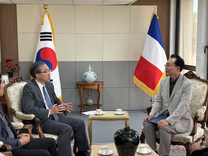 윤병태 나주시장(오른쪽)과 문승현 주프랑스 대한민국대사가 25일 만나 환담을 나누고 있다. (사진=나주시 제공) photo@newsis.com *재판매 및 DB 금지