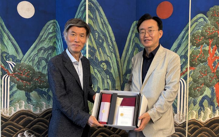 윤병태 나주시장이 25일 주프랑스 한국문화원을 방문해 이일열 원장과 교류 행사를 논의한 후 기념촬영을 하고 있다. (사진=나주시 제공) photo@newsis.com *재판매 및 DB 금지