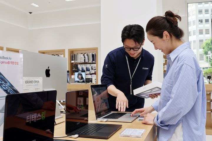 [대구=뉴시스] 롯데백화점 대구점 1층에 애플 공식 리셀러 매장인 '프리스비'가 오픈했다. (사진 = 롯데백화점 제공) 2025.06.26. photo@newsis.com *재판매 및 DB 금지