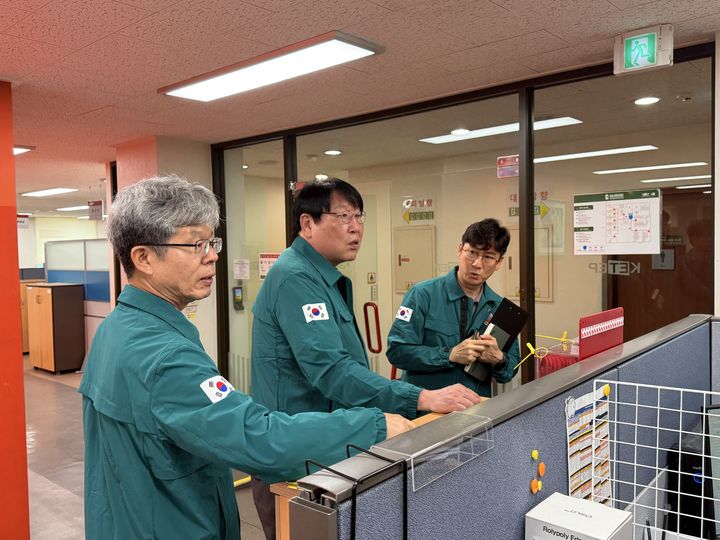 [세종=뉴시스]이승재 에기평 원장을 비롯한 관계 직원들의 모습. (사진=에기평 제공) 2025.06.26. photo@newsis.com *재판매 및 DB 금지