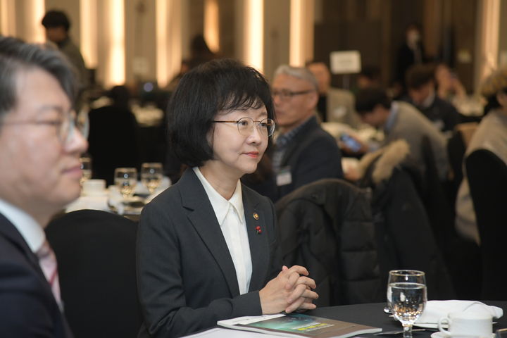 [서울=뉴시스] 오유경 식품의약품안전처장은 26일 서울 강서구에 있는 코엑스마곡 컨벤션센터에서 열린 '제39회 세계마약퇴치의 날 기념식'에서 "(마약 사범에 대한) 처벌과 단속이 물론 중요하지만 그와 동행해 예방과 교육, 재활에 관심을 가지고 노력하는 것이 필요한 상황이다"라고 밝혔다. (사진=식약처 제공) 2025.06.26. photo@newsis.com *재판매 및 DB 금지