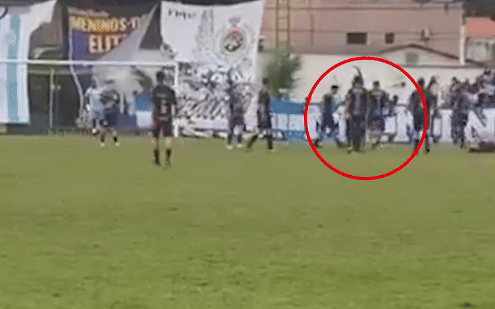 [서울=뉴시스]브라질 아마추어 축구 경기 도중 주심으로 나선 심판이 마약 밀매 조직에 가담한 혐의로 경찰에 체포되는 사건이 벌어졌다. (영상=데일리메일) 2025.6.25 *재판매 및 DB 금지