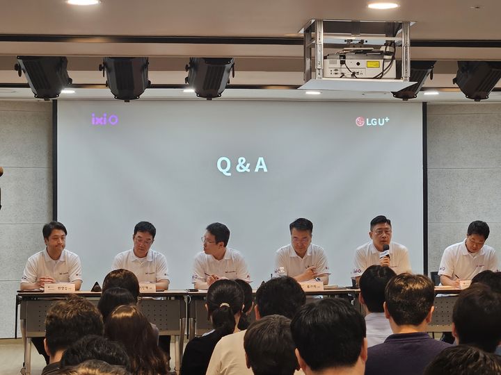 [서울=뉴시스] 박은비 기자 = LG유플러스는 26일 오전 LG서울역빌딩에서 열린 AI 보안기술 설명회를 개최했다. 사진은 질의응답에 참여하고 있는 (왼쪽부터) 한영섭 AI테크Lab장(담당), 이진혁 ixi-O개발Task장(상무), 전병기 AX기술그룹장(전무), 홍관희 정보보안센터장(전무), 최윤호 AI Agent추진그룹장(상무), 이석영 모바일Agent트라이브(담당). 2025.06.26. silverline@newsis.com *재판매 및 DB 금지