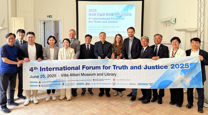 [제주=뉴시스] 현지시각 25일 오전 이탈리아 로마시 빌라 알티에리 박물관에서 열린 '제4회 진실과 정의를 위한 국제포럼' 참석자들이 기념 촬영을 하고 있다. (사진=제주도의회 제공) 2025.06.26. photo@newsis.com *재판매 및 DB 금지