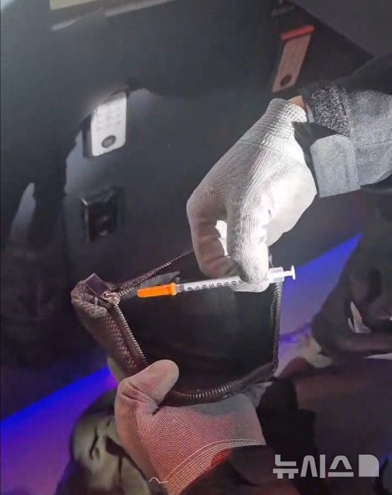 [서울=뉴시스]26일 서울 은평경찰서는 지난 14일 서초구 소재 남성 전용 수면방을 압수수색해 마약 투약 및 장소제공 등의 혐의로 업주·종업원 및 이용객 8명을 체포했다고 밝혔다.(사진=은평경찰서) photo@newsis.com