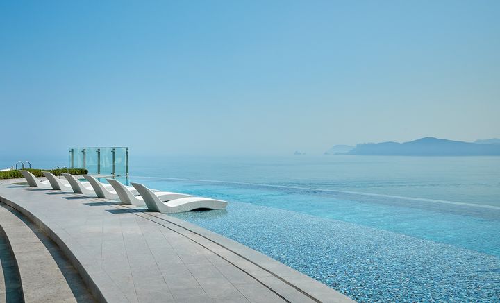 [부산=뉴시스] 시그니엘 부산 야외 수영장. (사진=시그니엘 부산 제공) 2025.06.26. photo@newsis.com&nbsp; *재판매 및 DB 금지