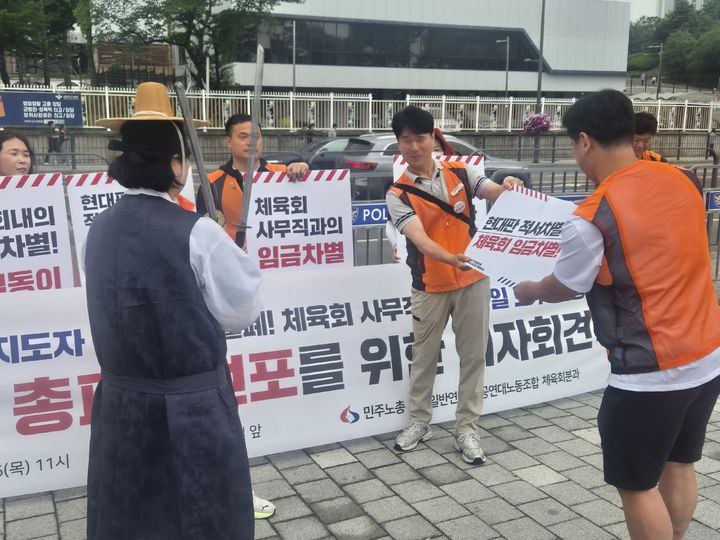 [서울=뉴시스] 이명동 기자 = 전국민주노동조합총연맹(민주노총) 민주일반연맹 공공연대노동조합 조합원이 26일 오전 서울 용산구 대통령실 앞에서 '공공연대노조 체육회분과 생활체육지도자 차별 철폐 및 총파업 선포 기자회견'을 열고 현대판 '적서차별'을 폐지하라며 홍길동 퍼포먼스를 보이고 있다. 이들은 생활체육지도자를 상대로 한 현대판 적서차별을 철폐하라면서 다음 달 총파업을 예고했다. 2025.06.26. ddingdong@newsis.com *재판매 및 DB 금지