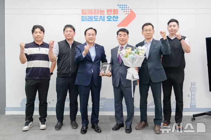 [오산=뉴시스] 이권재 오산시장이(사진 왼쪽에서 3번째) 1일 명예시장 위촉된 호남향우회 이영돈회장과 기념사진을 찍고 있는 모습 (사진 =오산시 제공) 2025.06.26.photo@newsis.com&nbsp; 