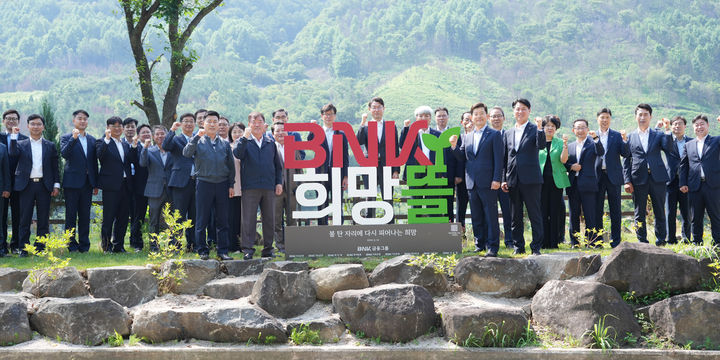 [부산=뉴시스] BNK금융그룹은 26일 빈대인 회장과 김태한 경남은행장 등 주요 임원들이 대형 산불로 고통을 겪고 있는 경남 산청군을 직접 찾아 주민과 함께 따뜻한 위로와 온정을 나눴다고 밝혔다. (사진=BNK금융 제공) 2025.06.26. photo@newsis.com *재판매 및 DB 금지