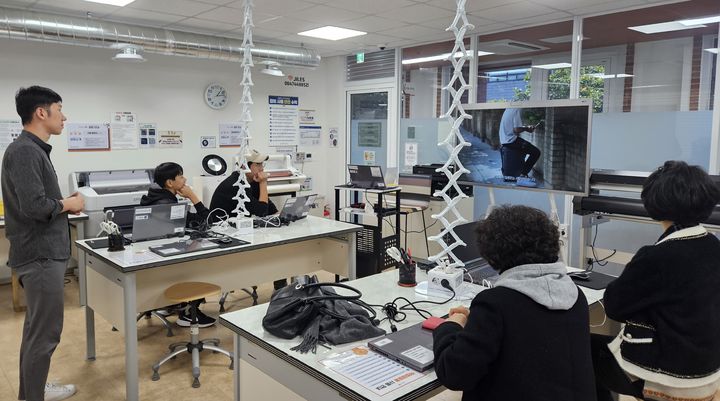 [제주=뉴시스] 제주도는 제주평생교육장학진흥원이 운영하는 '메이커스페이스'를 통해 수료생이 온라인 쇼핑몰 창업하는 등 성과를 보이고 있다. (사진=제주도 제공) photo@newsis.com *재판매 및 DB 금지