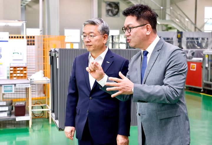 [서울=뉴시스]김종호(왼쪽) 기보 이사장과 정웅용 광원이엔지 대표.(사진=기술보증기금 제공) 2025.06.26. photo@newsis.com *재판매 및 DB 금지