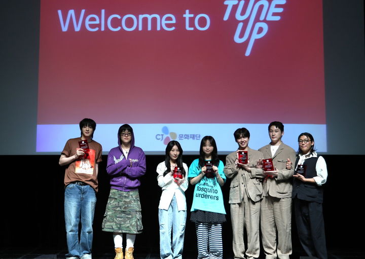 [서울=뉴시스] 25일 CJ아지트에서 진행된 '튠업 26기 뮤지션 OT'에 참여한 창작자들이 기념사진을 촬영하고 있다. 왼쪽부터 정우석, 김승주, 밀레나, 공원, 오월오일. (사진 = CJ문화재단 제공) 2025.06.26. photo@newsis.com *재판매 및 DB 금지