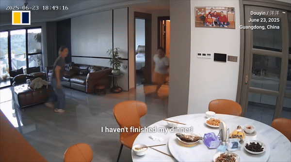 [서울=뉴시스] 중국의 한 아이가 지진으로 대피하는 중에 식탁으로 달려가 음식을 먹고 있다. (사진=SCMP) 06.26. *재판매 및 DB 금지 *재판매 및 DB 금지