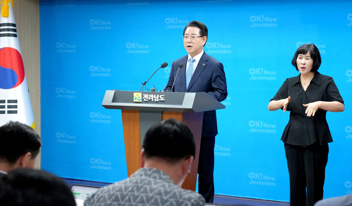 [무안=뉴시스] 송창헌 기자 =&nbsp; 김영록 전남지사가 26일 오전 도청 브리핑룸에서 민선 8기 출범 3주년 기자회견문을 발표하고 있다. (사진=전남도 제공) 2025.06.26 photo@newsis.com *재판매 및 DB 금지