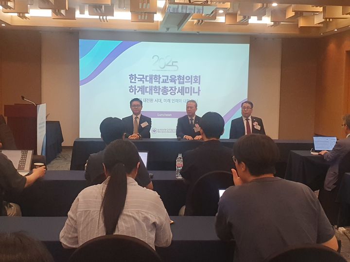 [경주=뉴시스] 구무서 기자 = 양오봉(가운데) 전북대 총장 등 한국대학교육협의회(대교협) 회장단이 26일 오후 경주 라한셀렉트에서 기자들과 간담회를 하는 모습 2025.06.26. nowest@newsis.com *재판매 및 DB 금지