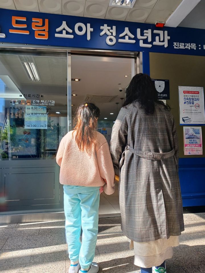 [안동=뉴시스] 아픈 아이 병원 동행 서비스. (사진=경북도 제공) 2025.06.26. photo@newsis.com *재판매 및 DB 금지