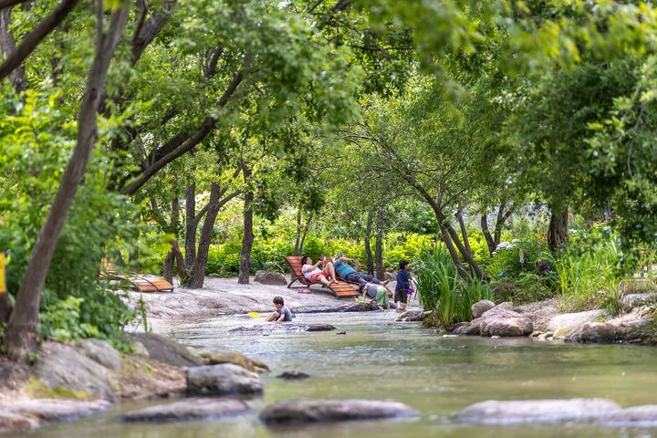 [순천=뉴시스] 순천만국가정원 개울길에서 관람객이 휴식하고 있다. (사진=순천시 제공) 2025.06.26. photo@newsis.com *재판매 및 DB 금지