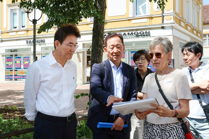 [순천=뉴시스] 노관규 순천시장이 독일의 치유도시 바트 뵈리스호펜을 방문해 생활 속 치유 인프라에 대한 설명을 듣고 있다.(사진=순천시 제공) 2025.06.26. photo@newsis.com *재판매 및 DB 금지