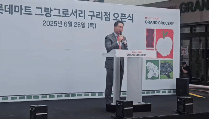 [서울=뉴시스] 이현주 기자=강성현 롯데마트·슈퍼 대표가 그랑그로서리 구리점에서 축사를 진행하고 있다. 2025.06.26. juicy@newsis.com *재판매 및 DB 금지