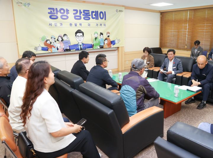  [광양=뉴시스] 정인화 광양시장이 '광양시 6월 감동데이' 행사의 일환으로 시민 고충을 논의하고 있다. (사진=전남도 제공) 2025.06.24. photo@newsis.com *재판매 및 DB 금지