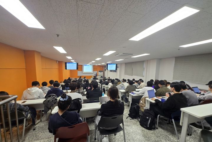 서경대 '진로 탐색 및 문화 체험 프로그램'에서 직무 전문가가 강연하고 있다. (사진=서경대 제공) *재판매 및 DB 금지