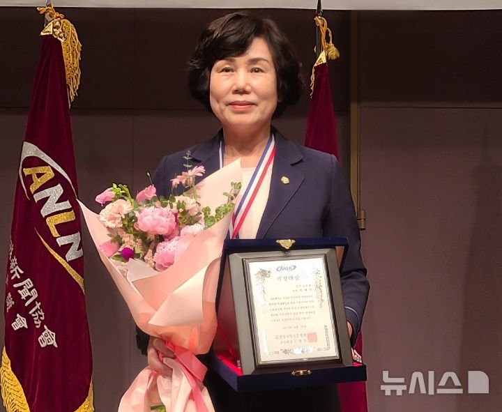[전주=뉴시스]윤난슬 기자 = 전북 전주시의회는 박혜숙(송천1동) 의원이 '제22회 지역신문의 날'을 맞아 의정대상을 받았다고 26일 밝혔다.(사진=전주시의회 제공) photo@newsis.com