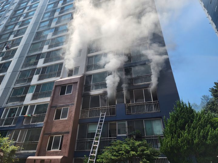 [부산=뉴시스] 26일 오후 1시21분께 부산 사하구의 한 아파트 3층 A씨의 집에서 원인이 밝혀지지 않은 불이 났다. (사진=부산소방재난본부 제공) 2025.06.26. photo@newsis.com *재판매 및 DB 금지