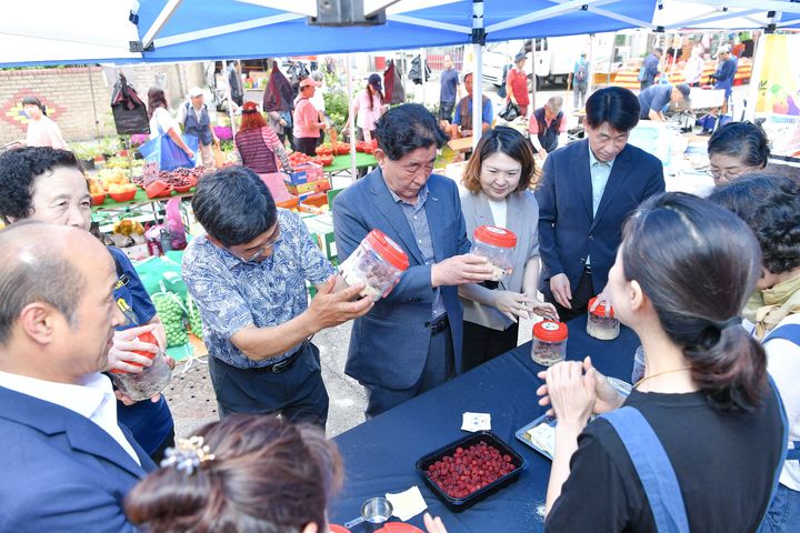 여성농업인 장터 산딸기 청 담기모습. *재판매 및 DB 금지