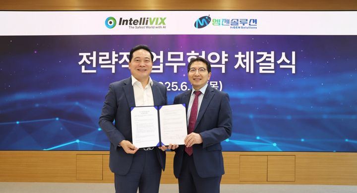 (왼쪽)최은수 인텔리빅스 대표이사, (오른쪽)강용주 엠젠솔루션 ICT사업총괄 사장. (사진=엠젠솔루션) *재판매 및 DB 금지