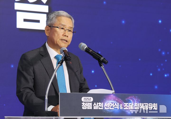 [세종=뉴시스]한전은 26일 서초구 한전 아트센터에서 100여개 대·중소 협력사들이 참석한 가운데 '청렴 실천 선언식 및 조달 정책공유회'를 개최했다. 김동철 한전 사장이 청렴 실천 선언식에 참석했다.