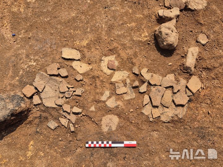 [김포=뉴시스] 정일형 기자= 신석기시대 수혈주거지 내 출토 토기. (사진= 김포시 제공)