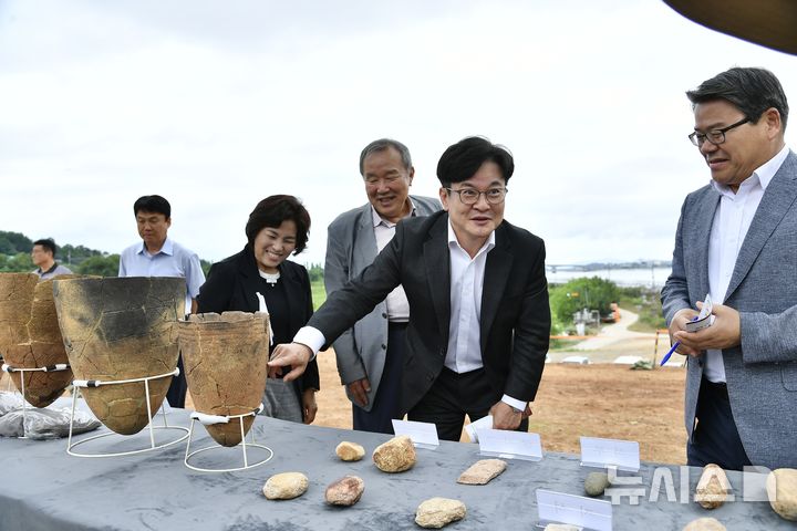 [김포=뉴시스] 정일형 기자 = 김포시는 26일 대곶면 신안리에서 고고학계 전문가와 시민, 언론 등이 참여한 가운데 ‘김포 신안리 유적 5차 발굴조사’ 현장을 공개하고 신석기시대 주거지와 유물을 직접 확인했다. (사진= 김포시 제공) 