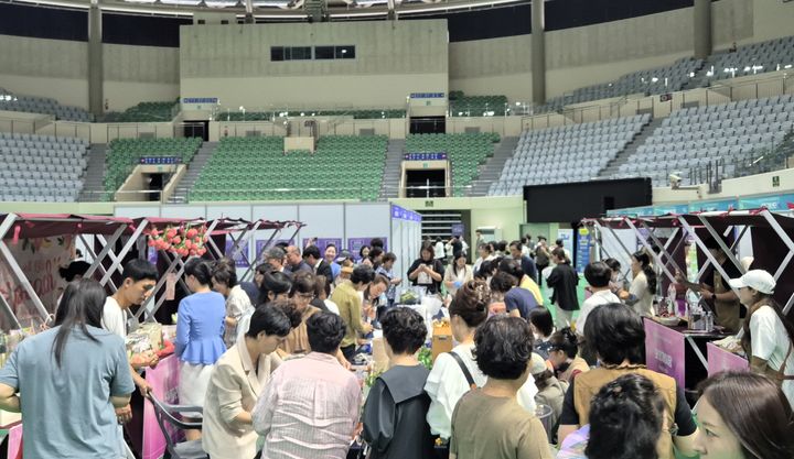 [안동=뉴시스] 26일 안동체육관에서 '2025년 경북 여성 취·창업 매칭데이' 행사가 열리고 있다. (사진=경북도 제공) 2025.06.26. photo@newsis.com *재판매 및 DB 금지