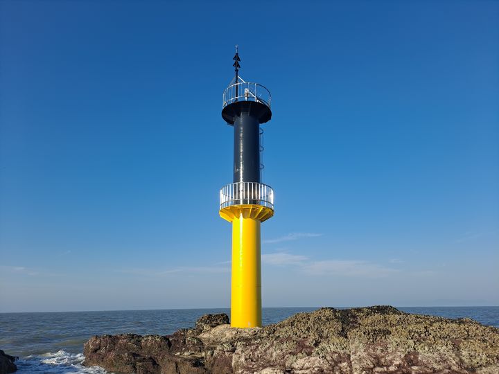[목포=뉴시스]영광 송이도 해상 수중암초에 설치된 등표. (사진=목포해수청 제공) 2025.06.26. photo@newsis.com *재판매 및 DB 금지