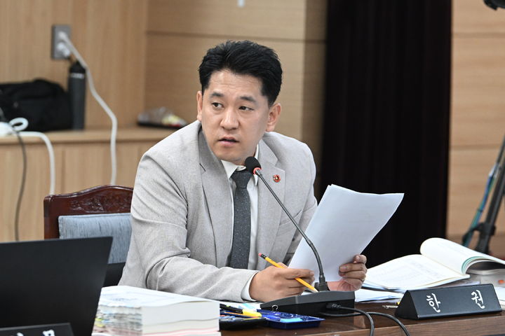 [제주=뉴시스] 한권 제주도의원이 26일 열린 제439회 제주도의회 제1차 정례회 예산결산특별위원회 회의에서 질의하고 있다. (사진=제주도의회 제공) 2025.06.26. photo@newsis.com *재판매 및 DB 금지