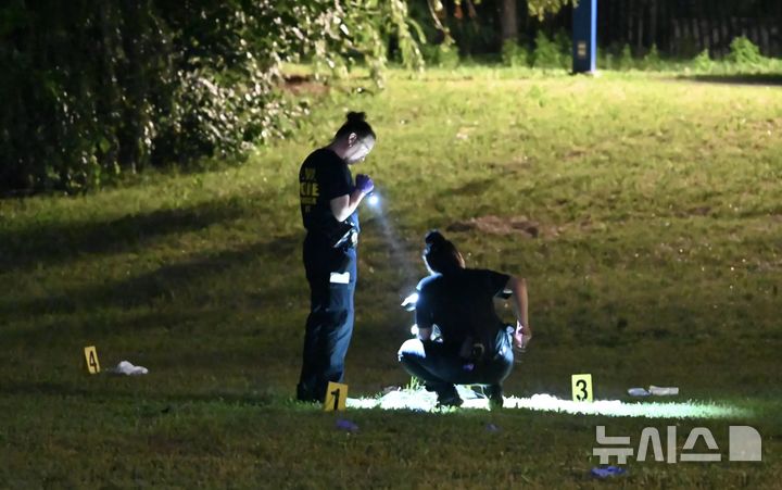 [뉴시스]경찰이 총격 현장을 조사하고 있다. (사진=뉴욕포스트) 2025.6.25 