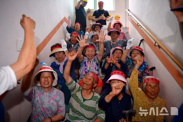 [광주=뉴시스] 이현행 기자 = 26일 오후 2시께 광주 광산구 삼도동 행정복지센터에서 열린 자원회수시설 주민 설명회에서 주민들이 계단을 점거하며 시설 설치를 반대하고 있다. 2025.06.26. lhh@newsis.com