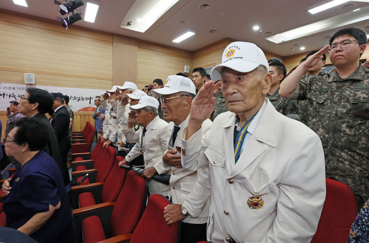 [임실=뉴시스] 지난 25일 임실문화원 공연장에서 열린 임실군의 '6.25 전쟁 제75주년 기념식 및 안보결의대회', 지역내 6.25참전유공자들이 거수경례를 하고 있다. *재판매 및 DB 금지
