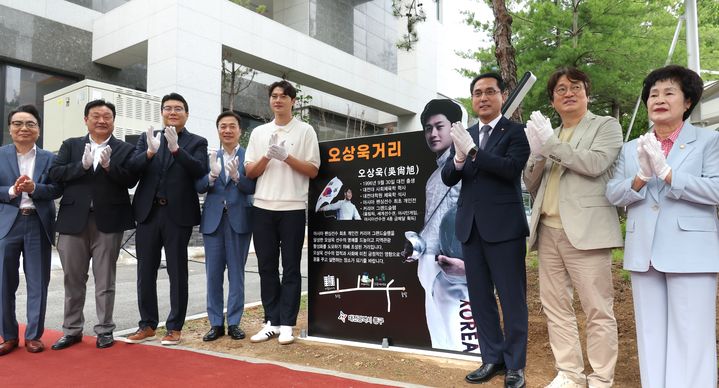 [대전=뉴시스] 대전 동구가 26일 용운동 용수골어린이공원에서 '오상욱거리' 명예도로 선포식을 열고 있다. (사진=대전 동구 제공) 2025.06.26. photo@newsis.com *재판매 및 DB 금지