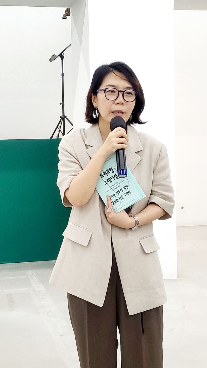 [사진=박현주미술전문기자] 26일 아르코미술관에서 조주현 큐레이터가 드리프팅 스테이션 전시를 설명하고 있다. 2025.06.26. hyun@newsis.com *재판매 및 DB 금지