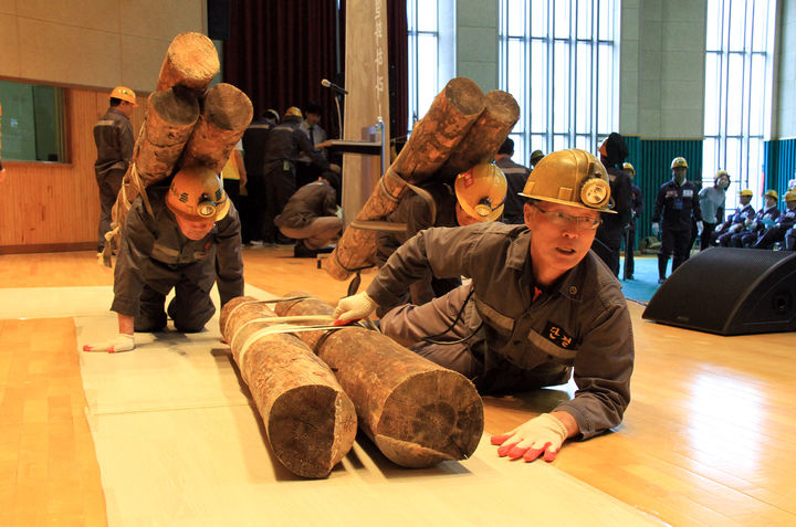 26일 정선군 사북읍 청소년장학센터에서 열린 제10회 ‘진폐재해자의 날’ 행사에 광부 출신 시인 성희직 진폐상담소장과 회원들은 현장에서 목숨을 걸었던 ‘막장’의 퍼포먼스를 펼치고 있다.(사진=뉴시스) *재판매 및 DB 금지